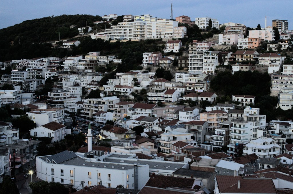 Дома белеют в вечерние сумерки