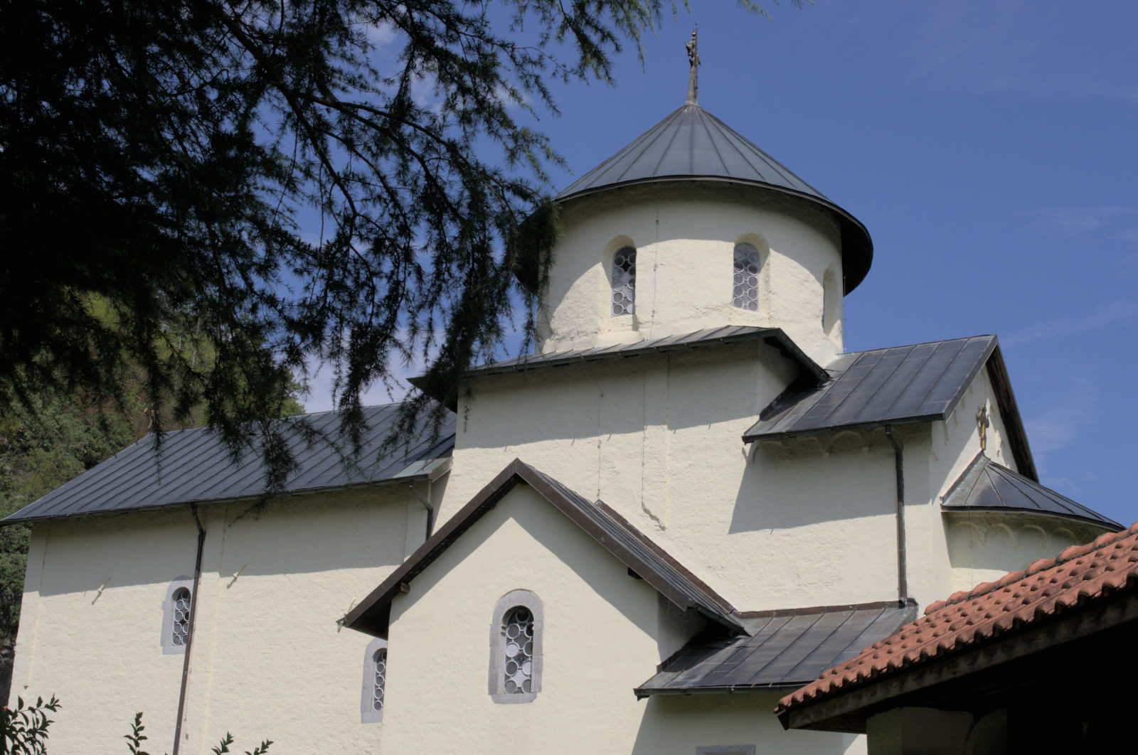 Церковь с белыми стенами и конической верхушкой