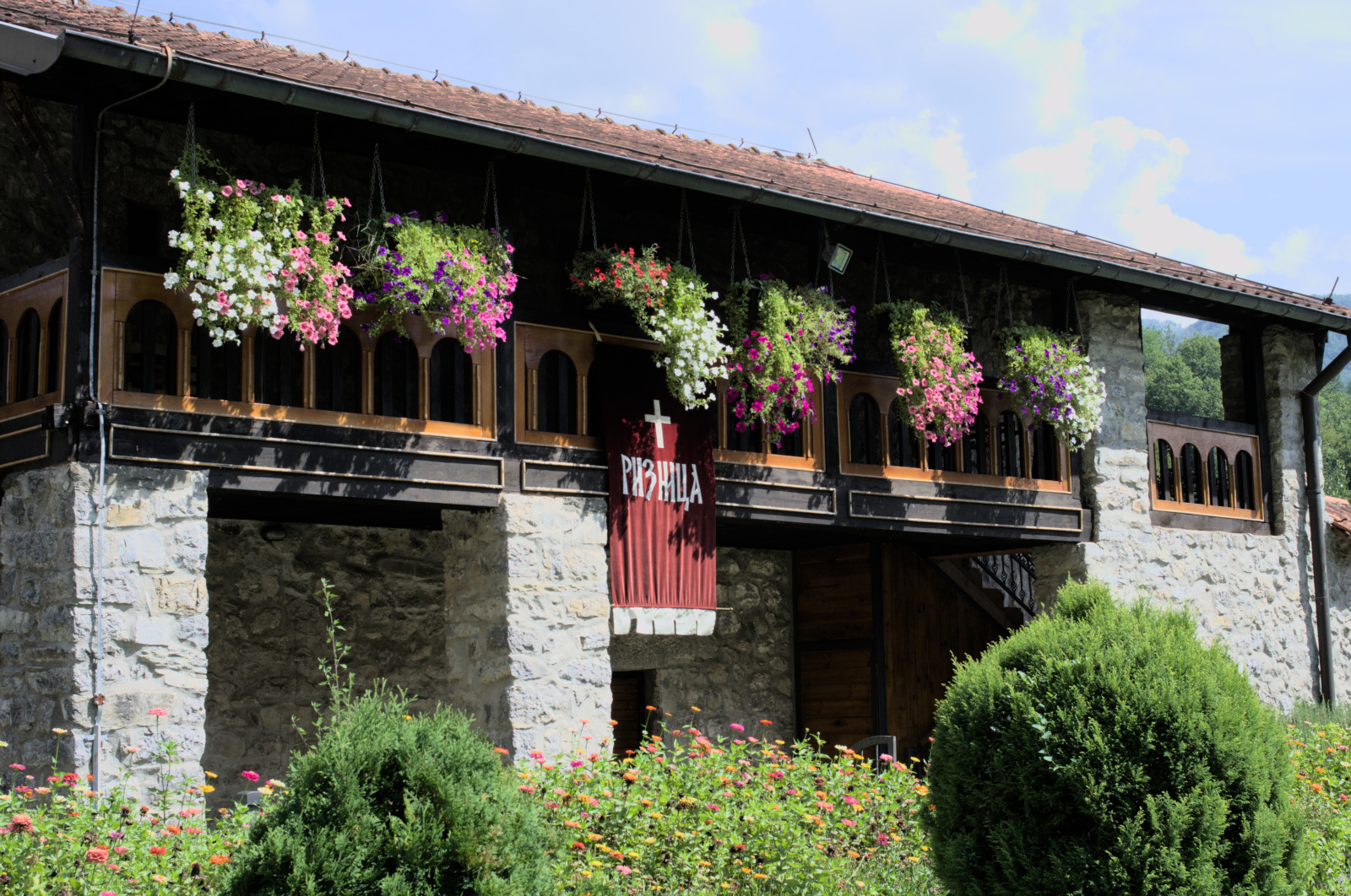 Здание, богато украшенное цветами