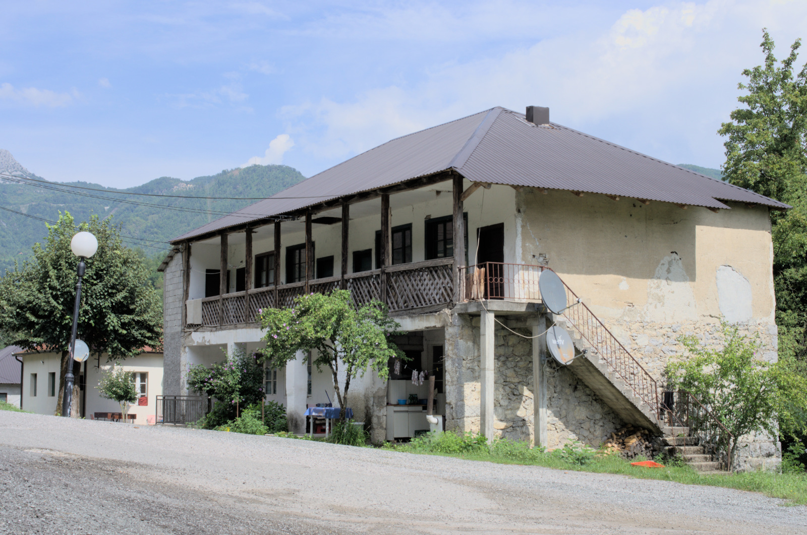 Двухэтажный жилой дом