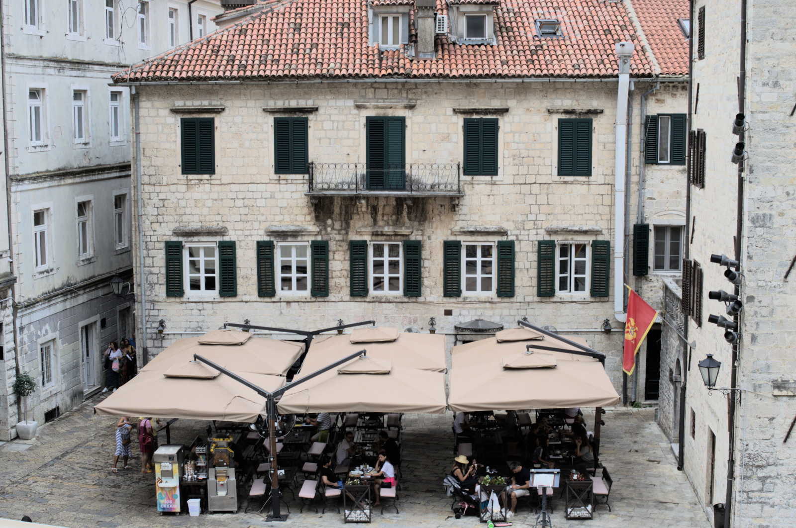 Площадь с террасой ресторана