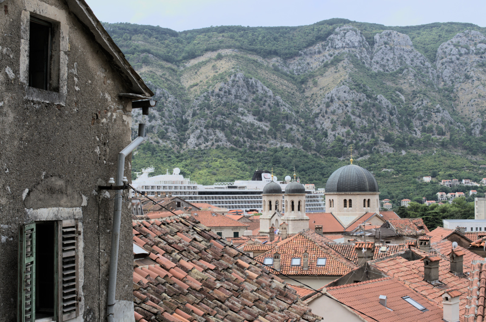 Крыши, купола церкви, горы вдали