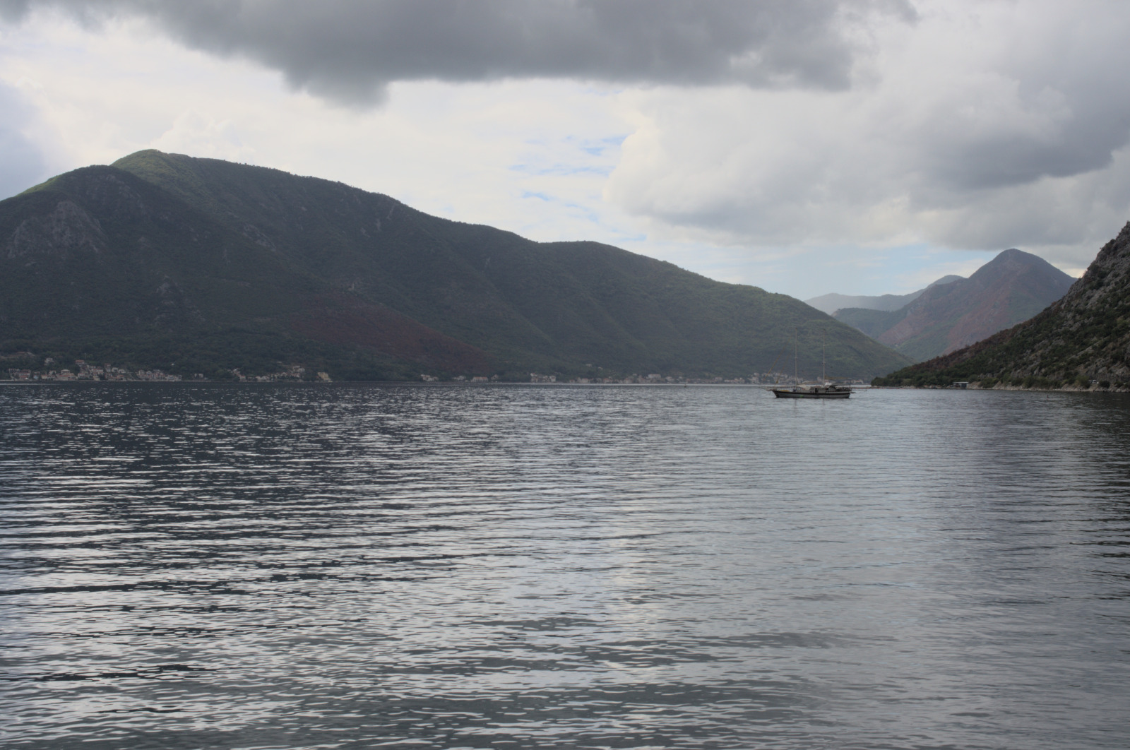 Гладь воды в бухте и очертания гор