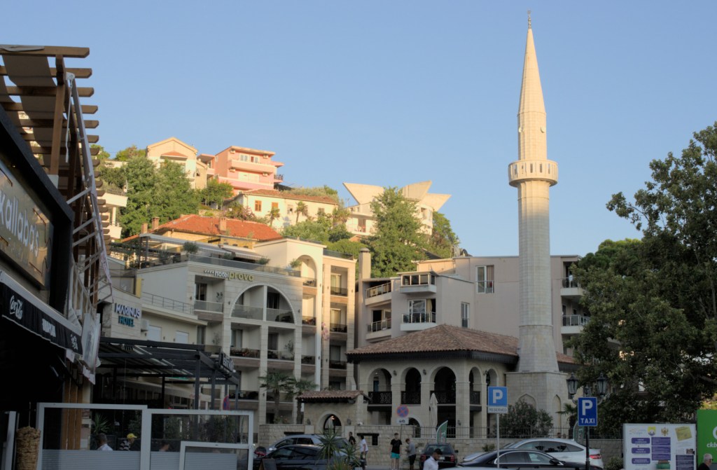 Мечеть и современные здания в лучах вечернего солнца