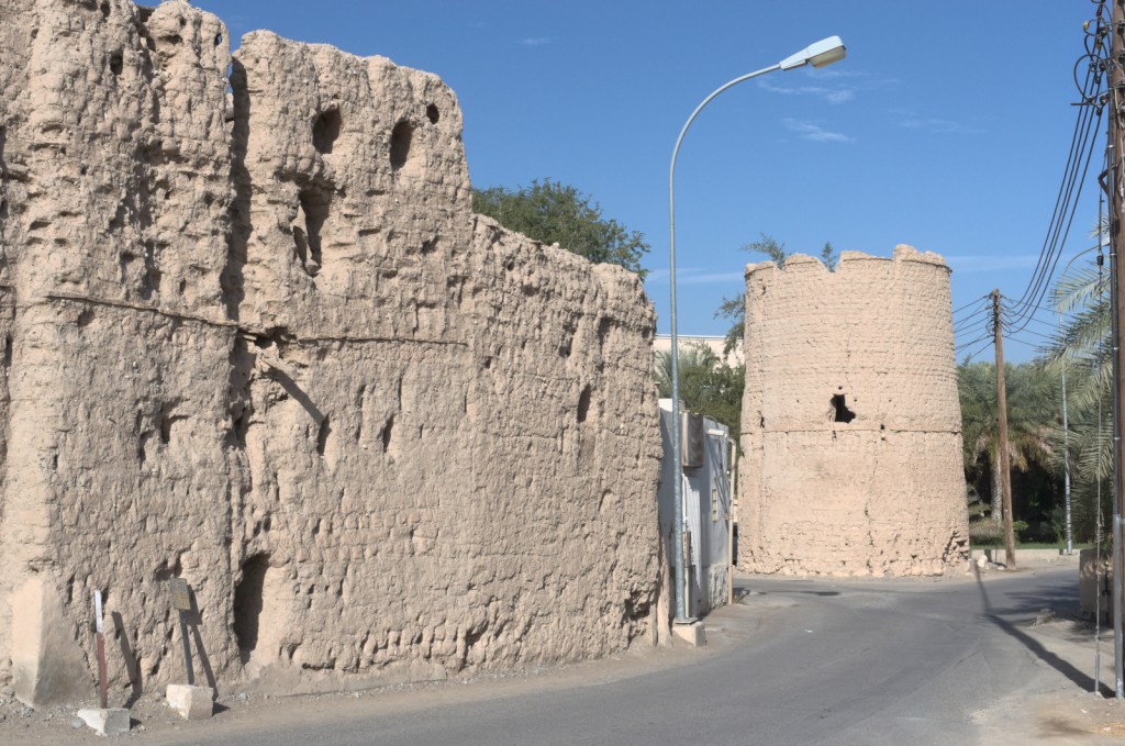 Глинобитная стена и круглая башня