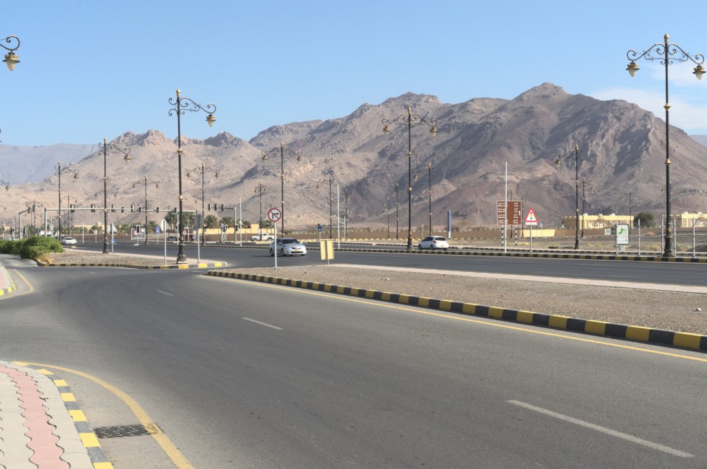 Автомагистраль на фоне гор