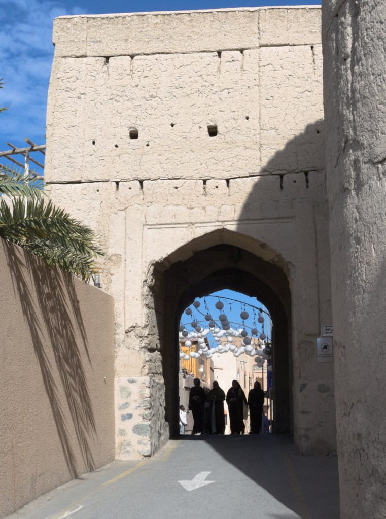 Очертания четырёх женщин в арке ворот