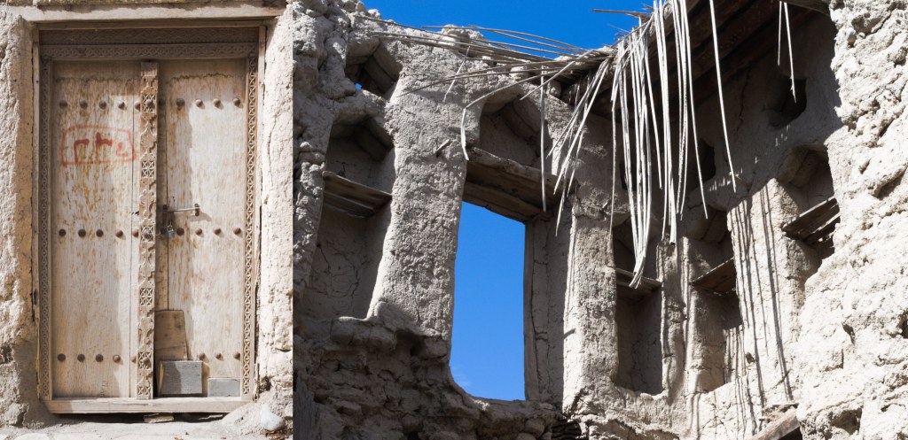 Резная дверь и глинобитные развалины