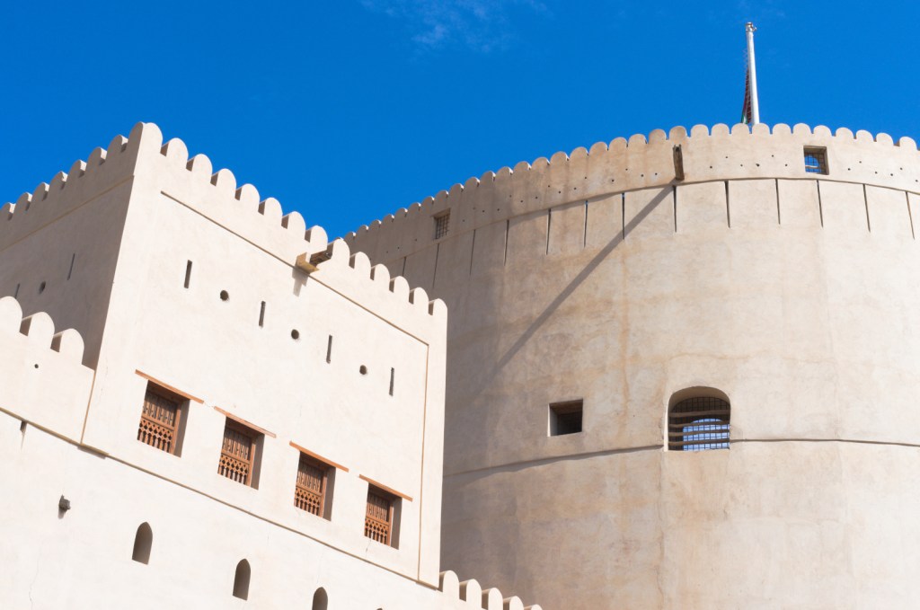 Башни, одна округлая, другая прямоугольная