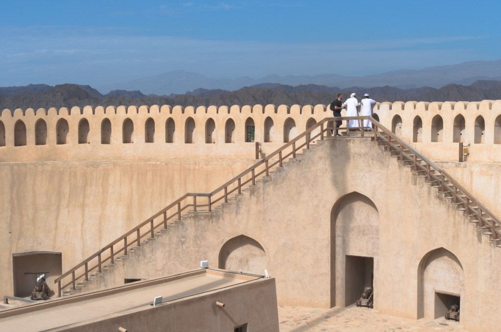 Изнутри большой башни люди созерцают виды на город