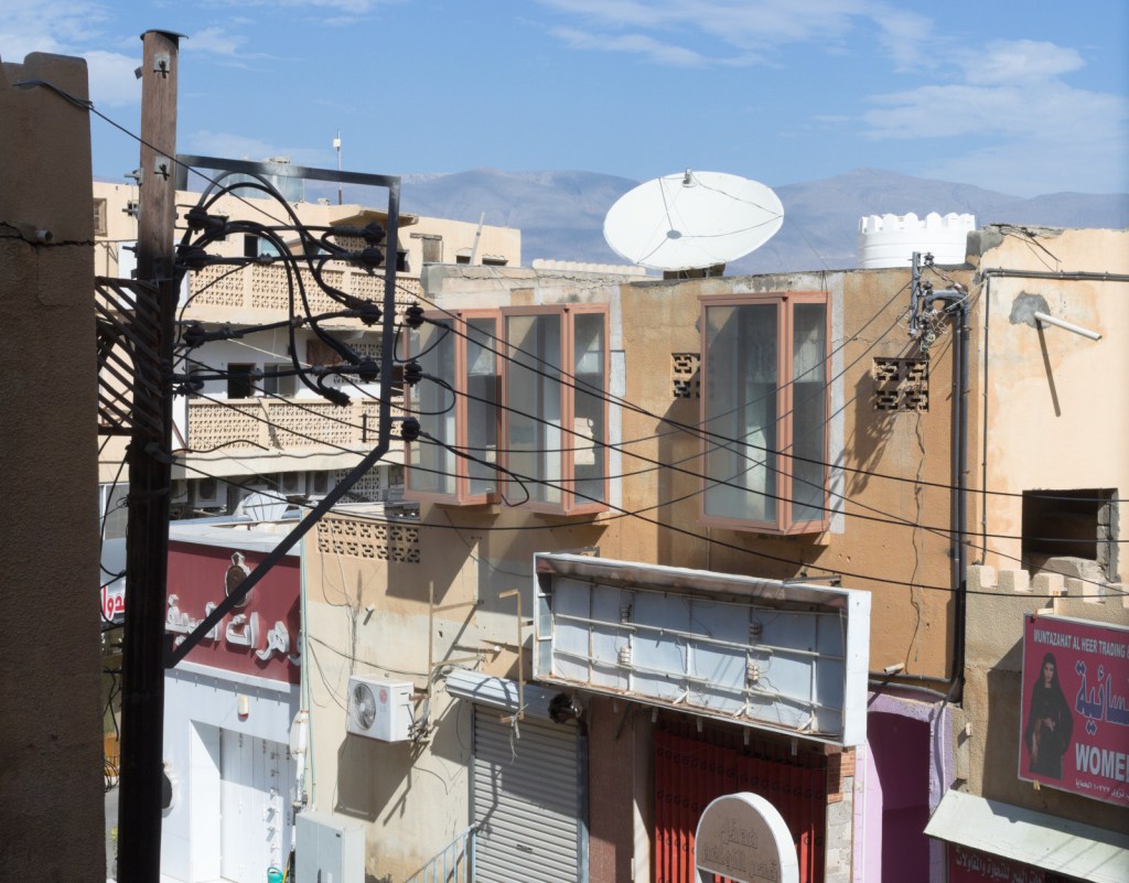 Электрические провода, дома с закрытыми магазинами