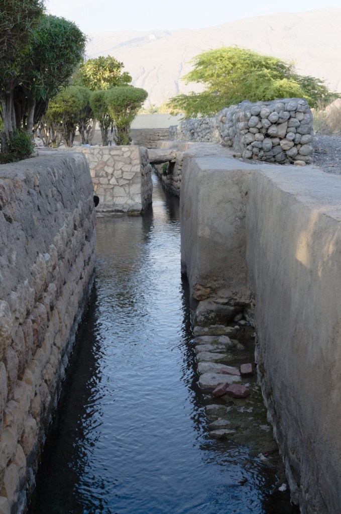 Воды канала, забранного в камень