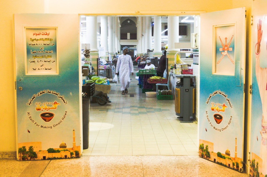 Распахнутые двери крытого рынка