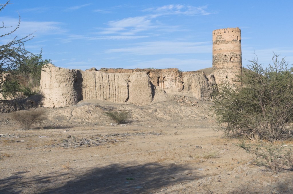 Небольшая заброшенная крепость с башней