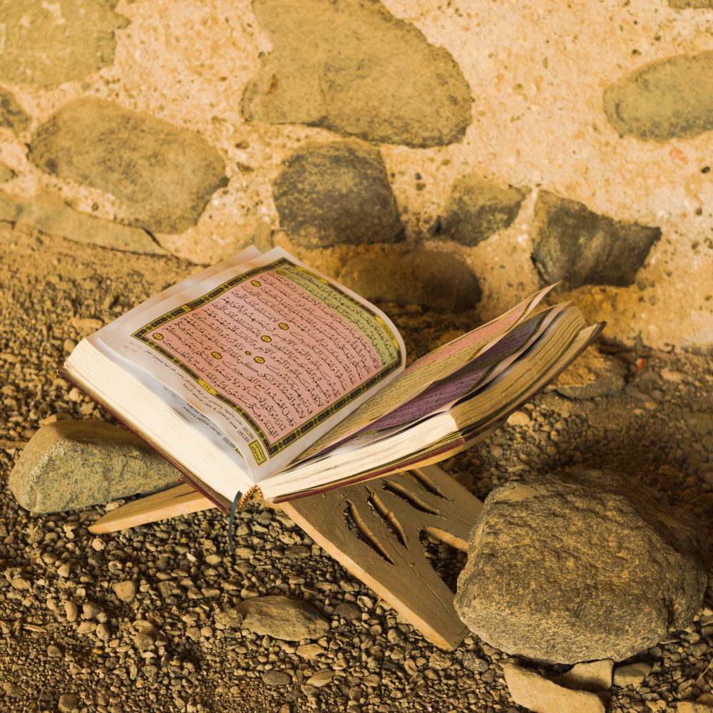 Открытый Коран на подставке