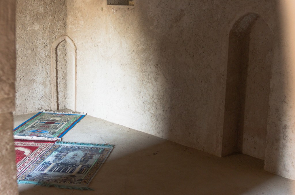 Две киблы, ковры для молитвы перед одной из них