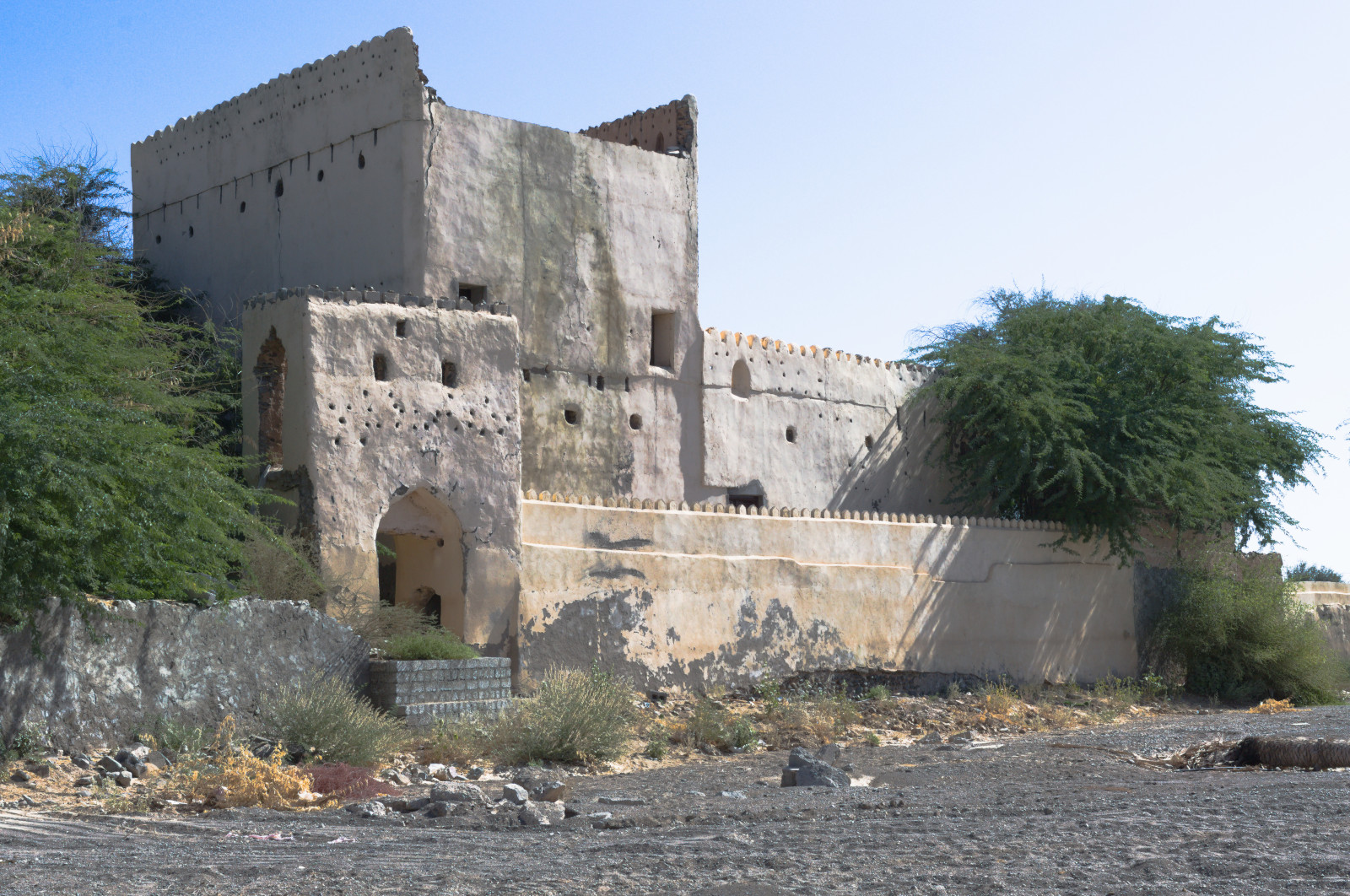 Белёное здание с зубчатыми стенами