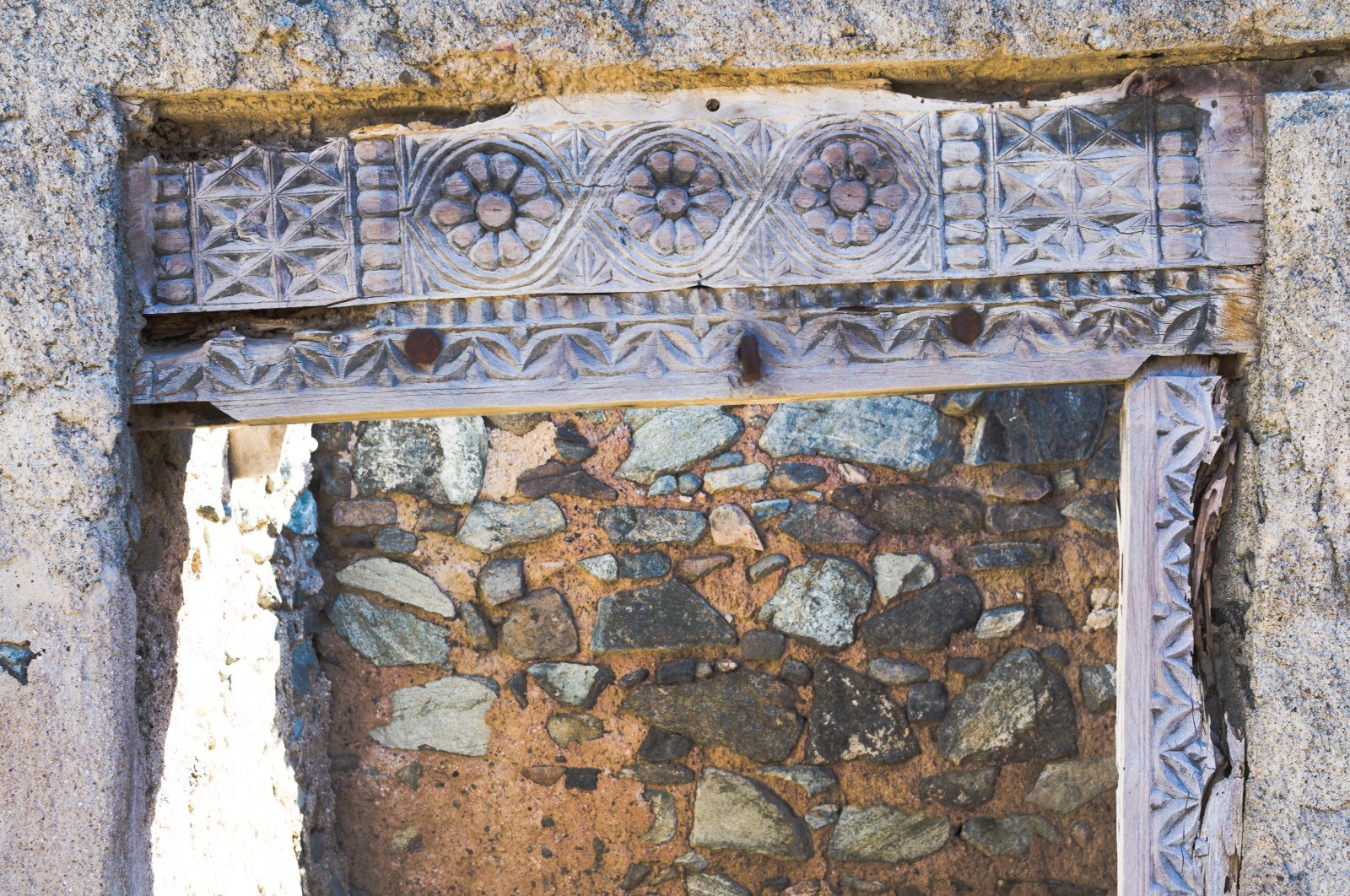 Полусгнивший дверной наличник