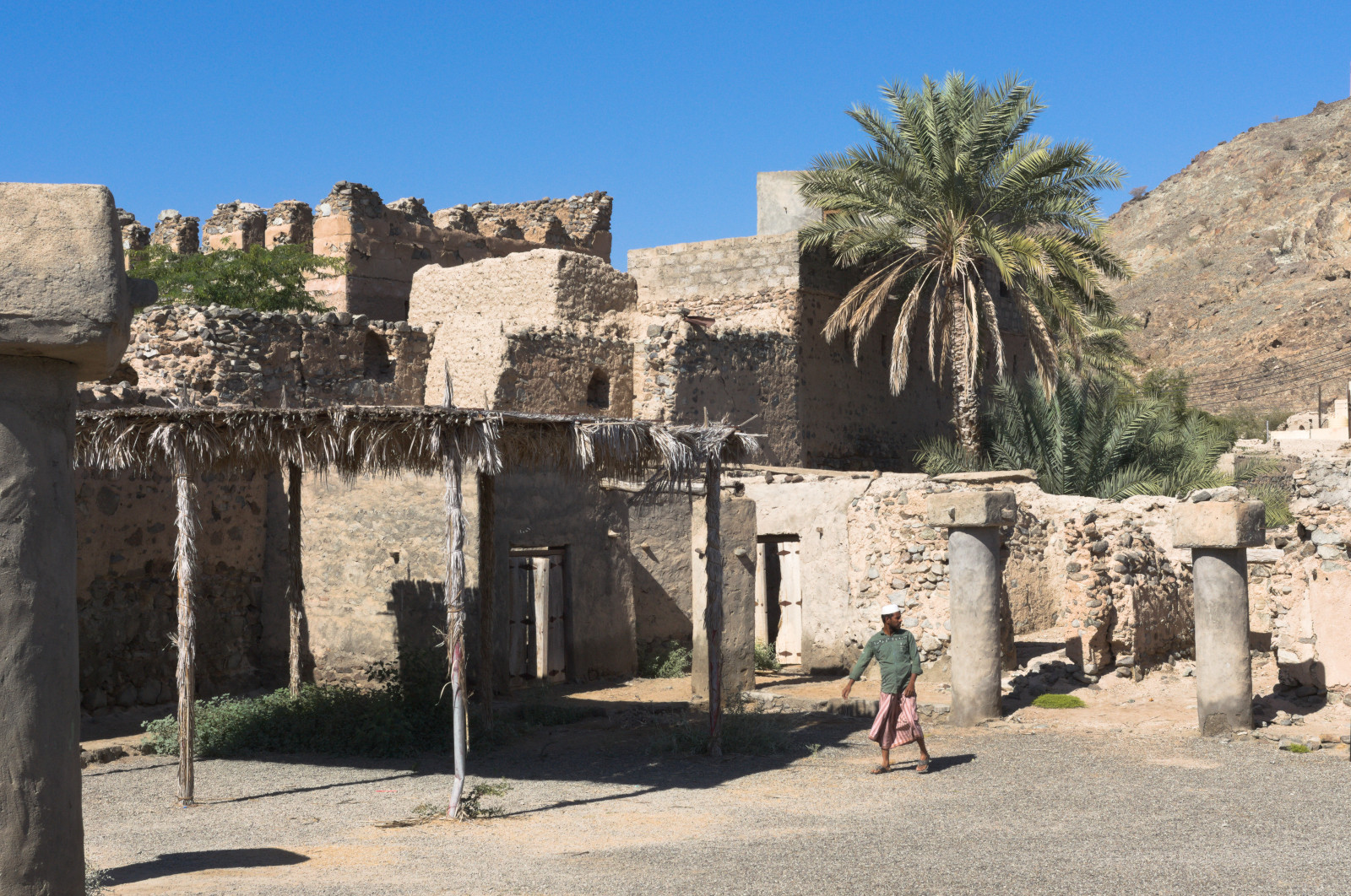 Заброшенная рыночная площадь с колоннами