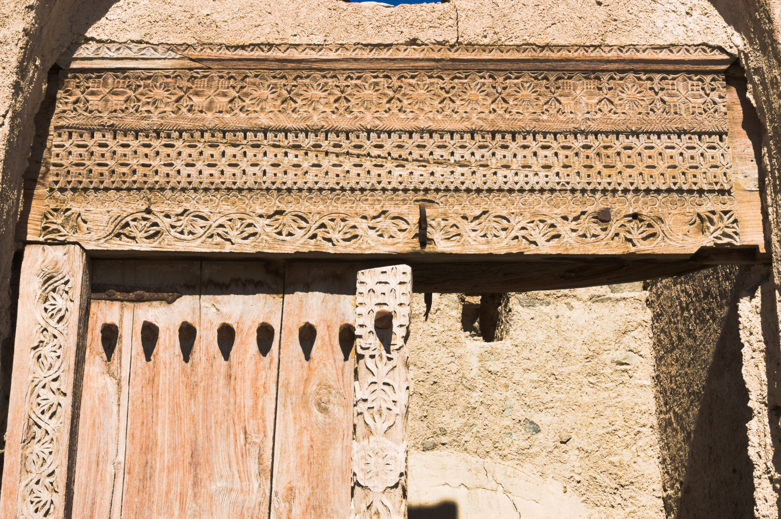 Резные дверные наличники заброшенного дома