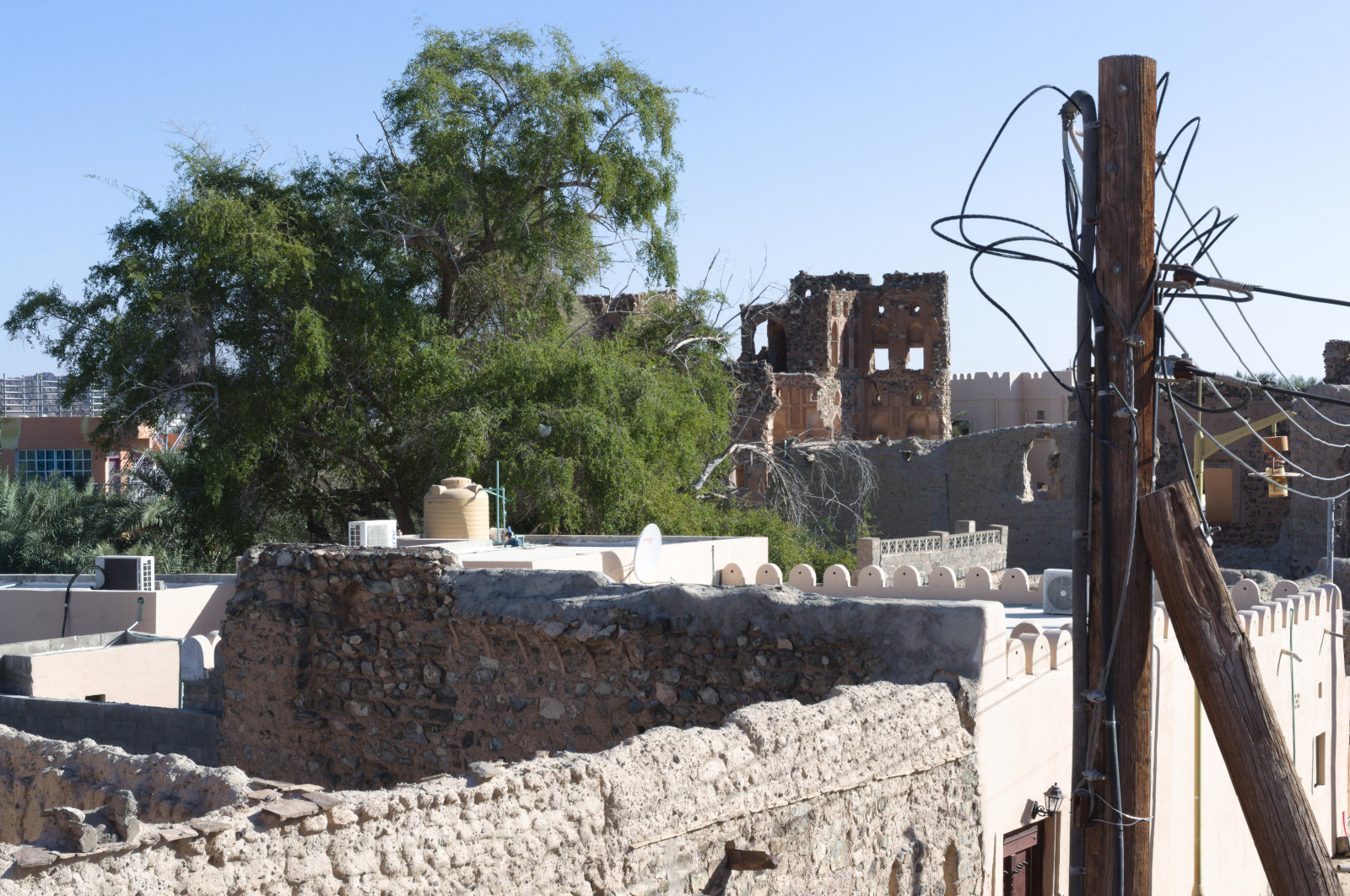 Вид с крыши на заброшенные дома