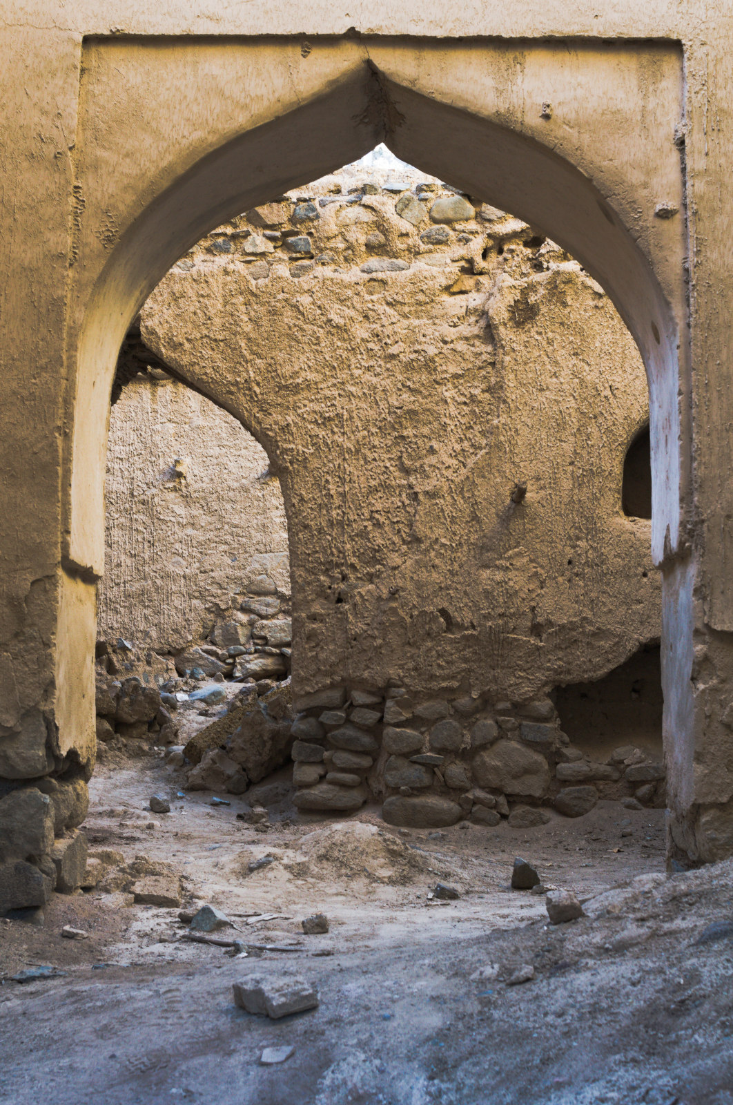 Заострённые арки заброшенного дома