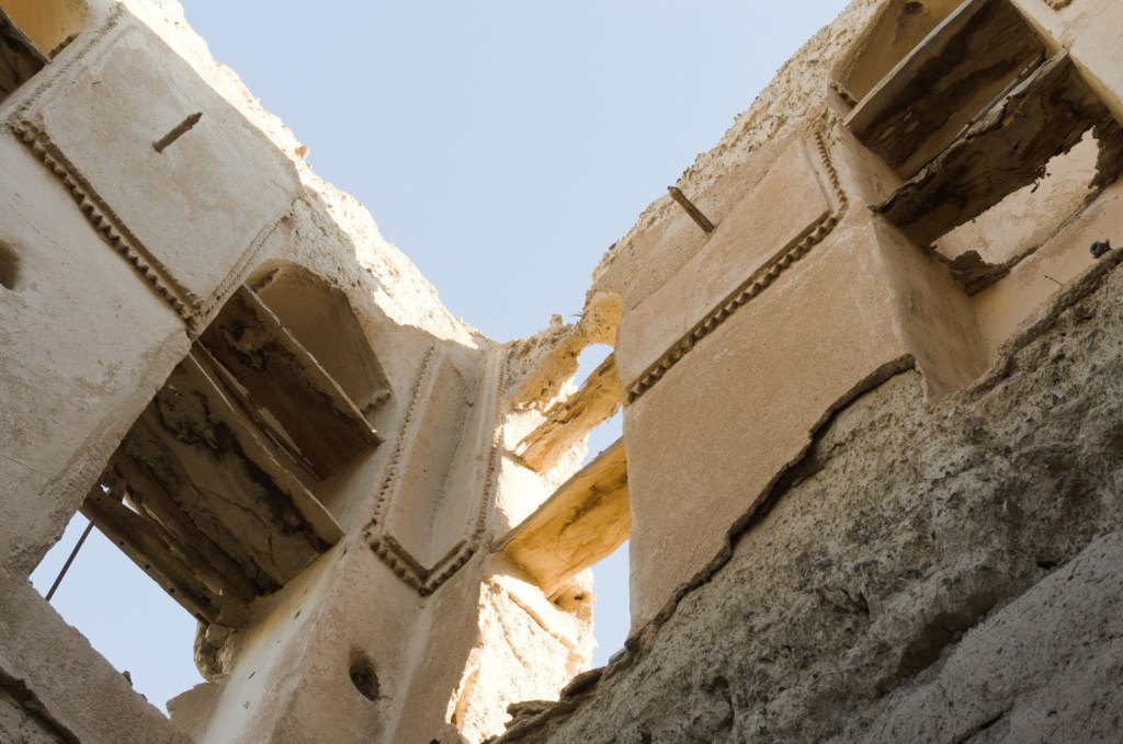 Внутри заброшенного дома