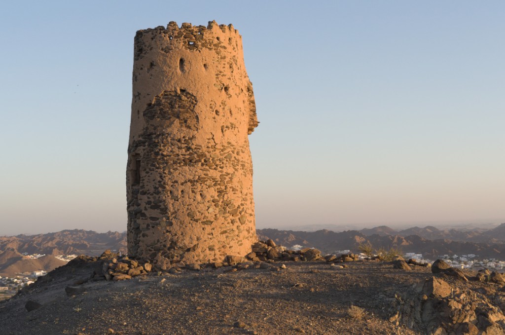 Башня в лучах вечернего солнца