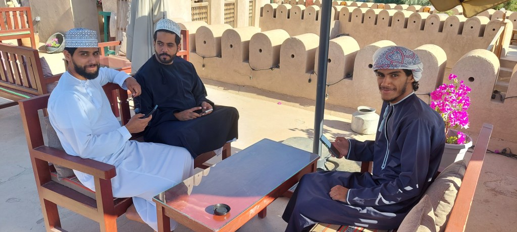 Три человека за столом кафе на крыше