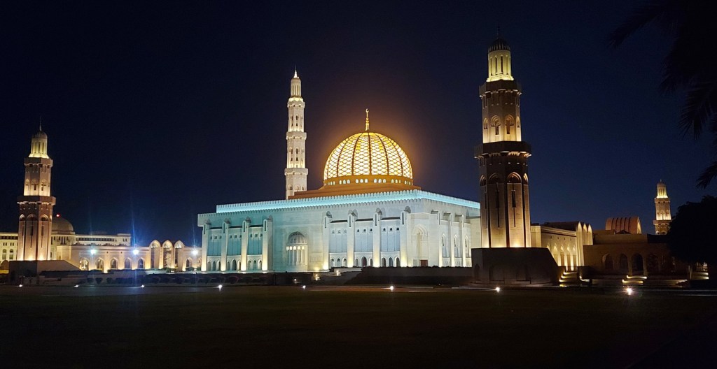 Огромная мечеть в ночной подсветке и со светящимся куполом