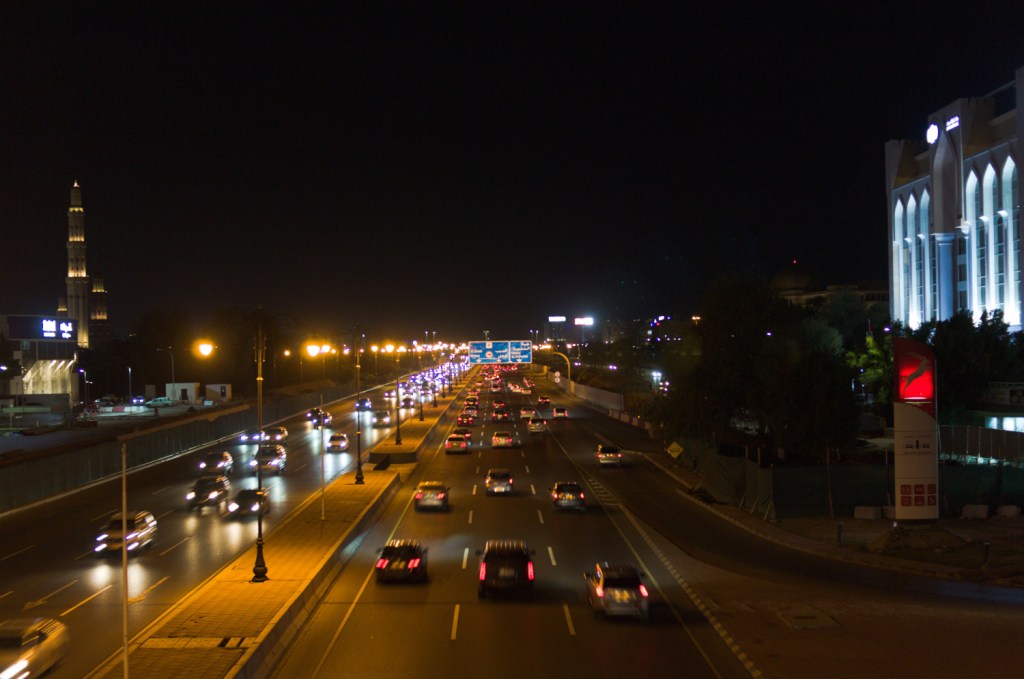 Широкий проспект с плотным автомобильным движением в тёмное время суток