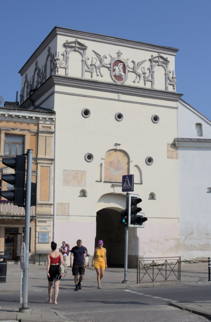 Люди перед Острой брамой