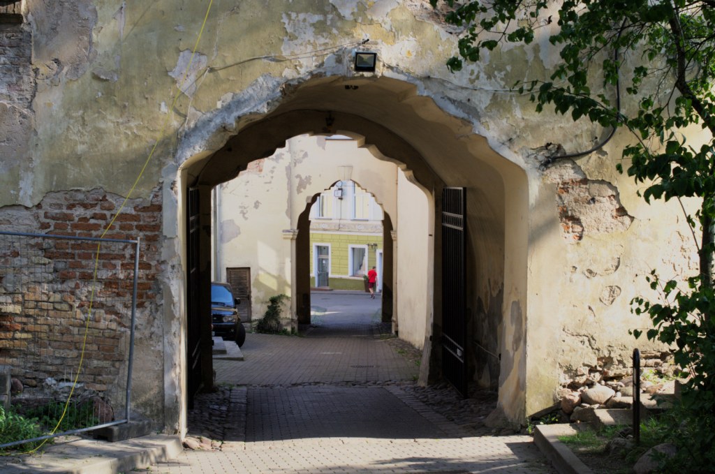 Череда старинных фигурных арок