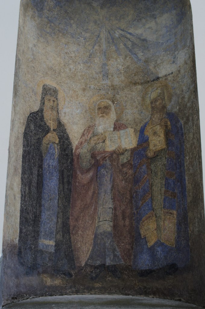 Изображение трёх святых на стене церкви