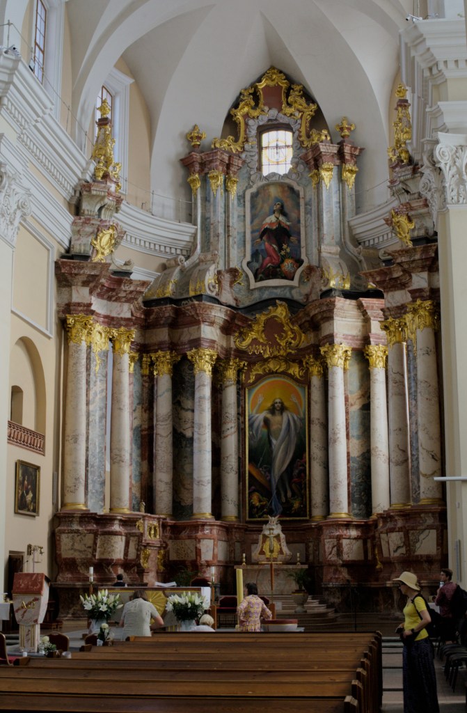 Вид алтаря костёла с колоннами и живописью