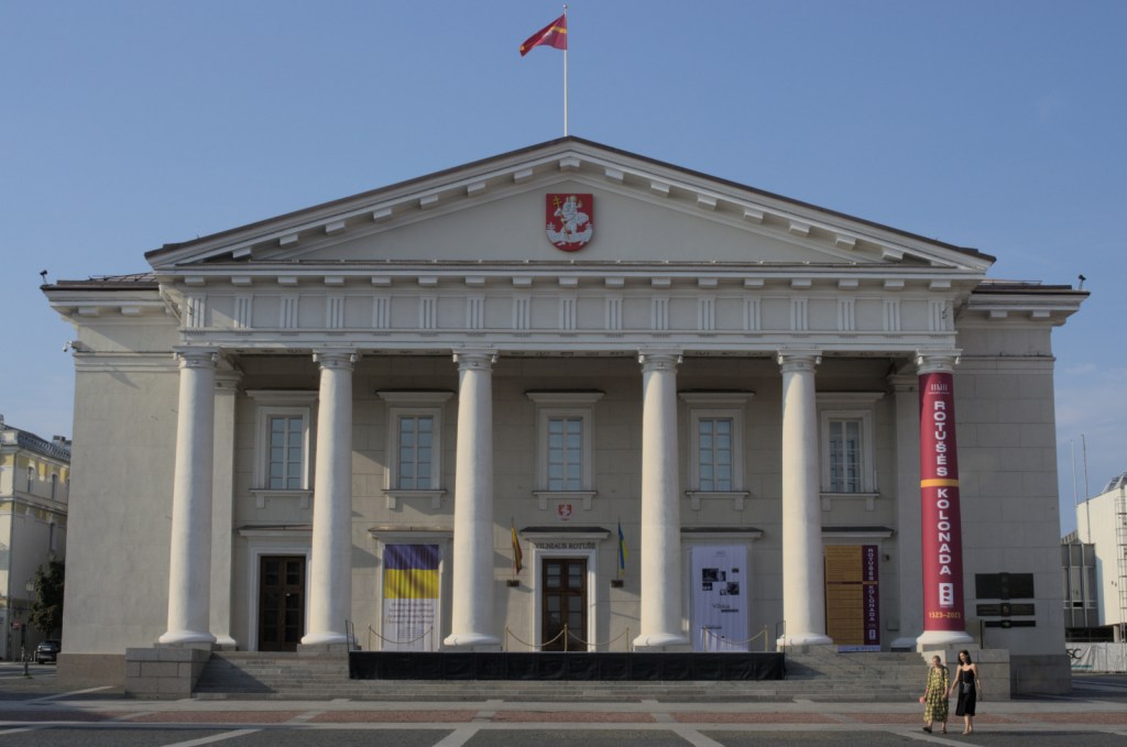 Здание ратуши с неоклассическим портиком и флагом города