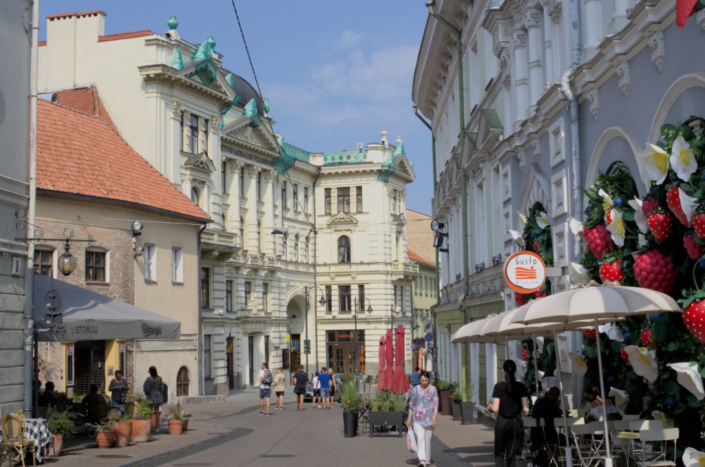 Улица с роскошными фасадами, кафе и ресторанами