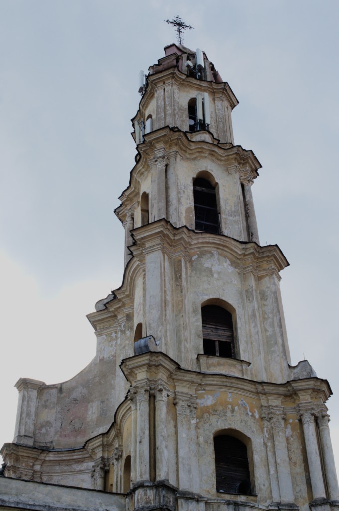 Высокая колокольня с облупившейся краской