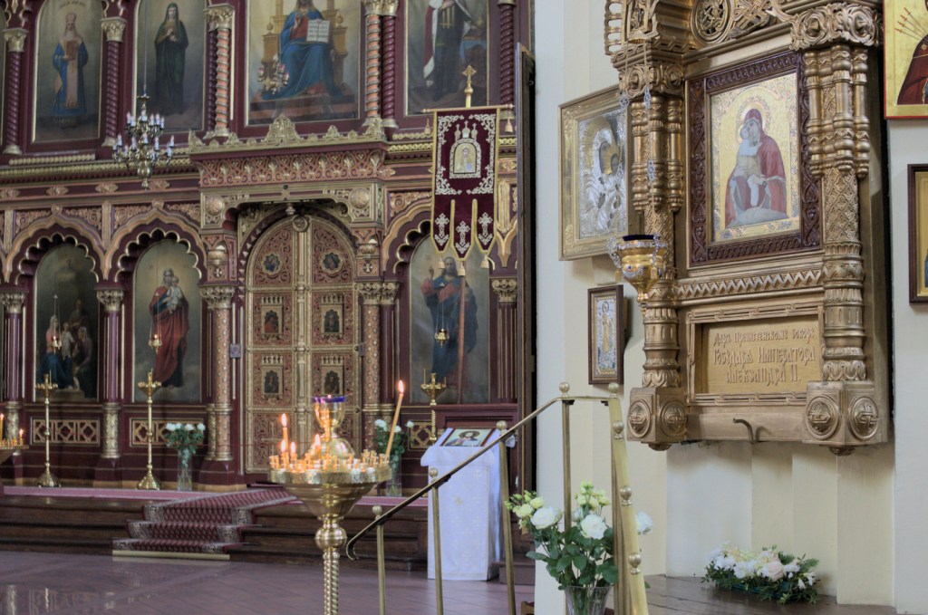 Золочёное убранство православного собора, иконы, свечи, алтарь