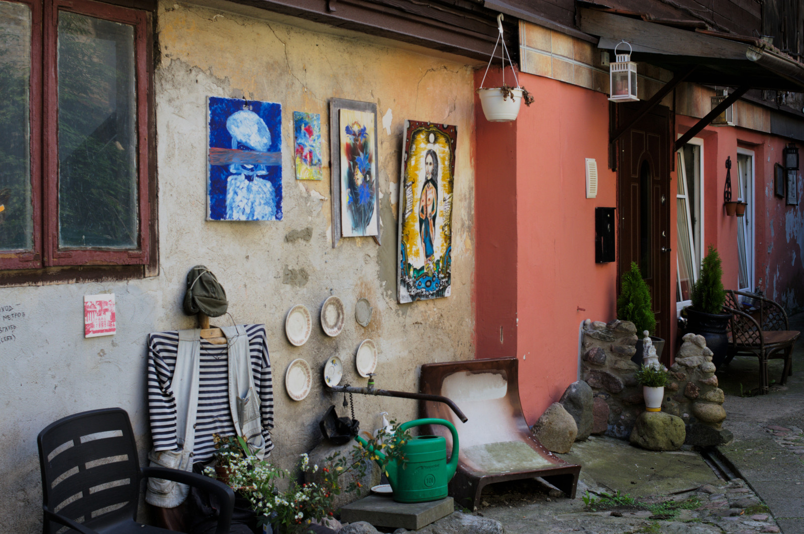 Картины и предметы быта выставлены во дворе дома