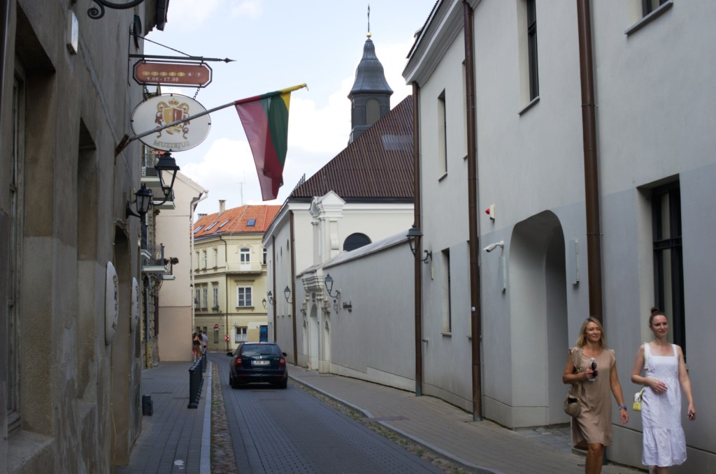 Узкая улица, литовский флаг на фасаде