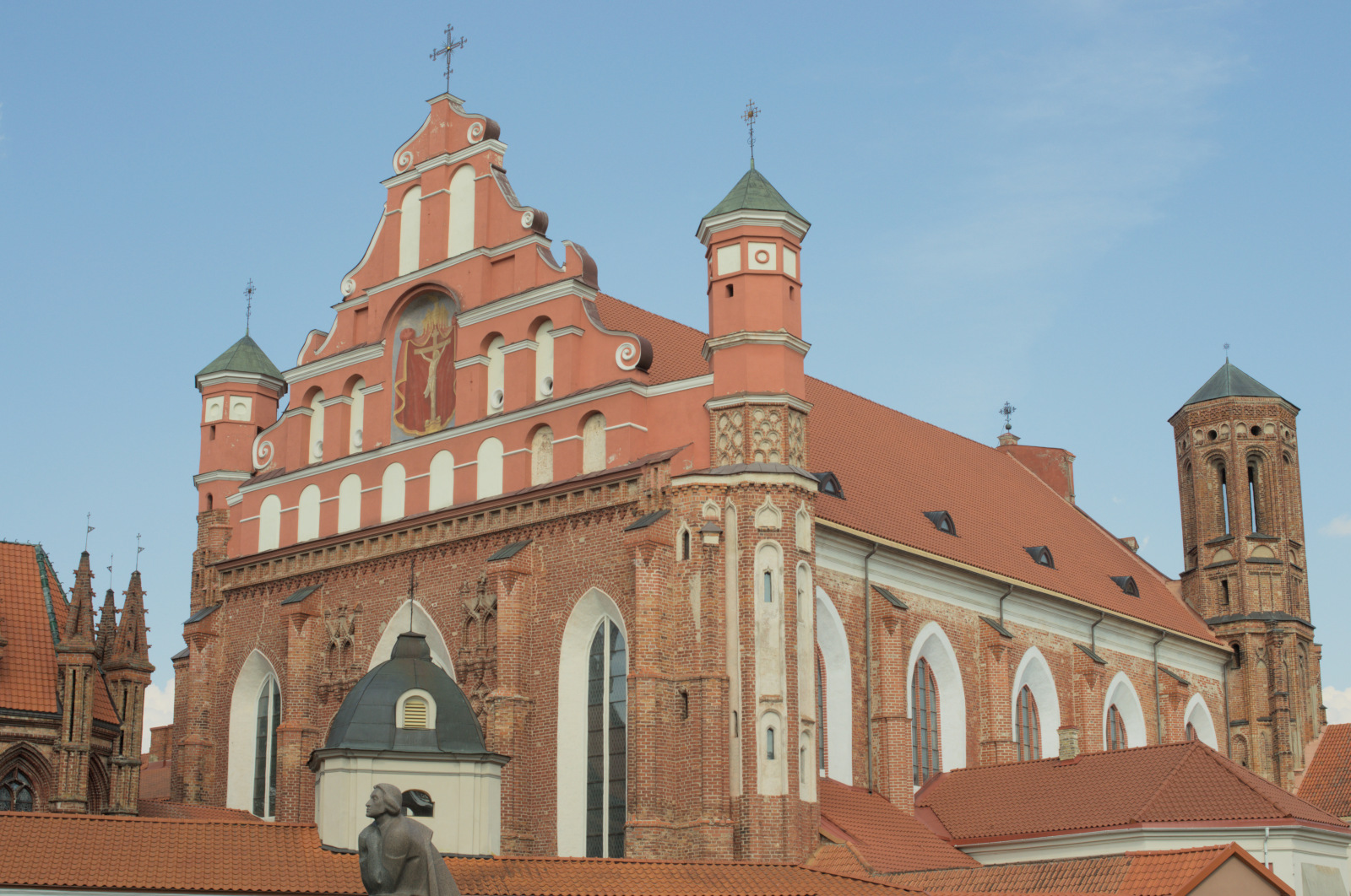 Величественное кирпичное здание готического стиля