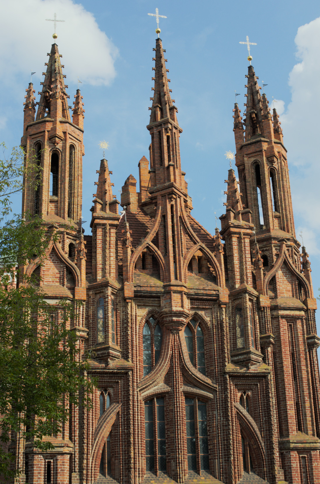 Изящное готическое здание церкви из кирпича