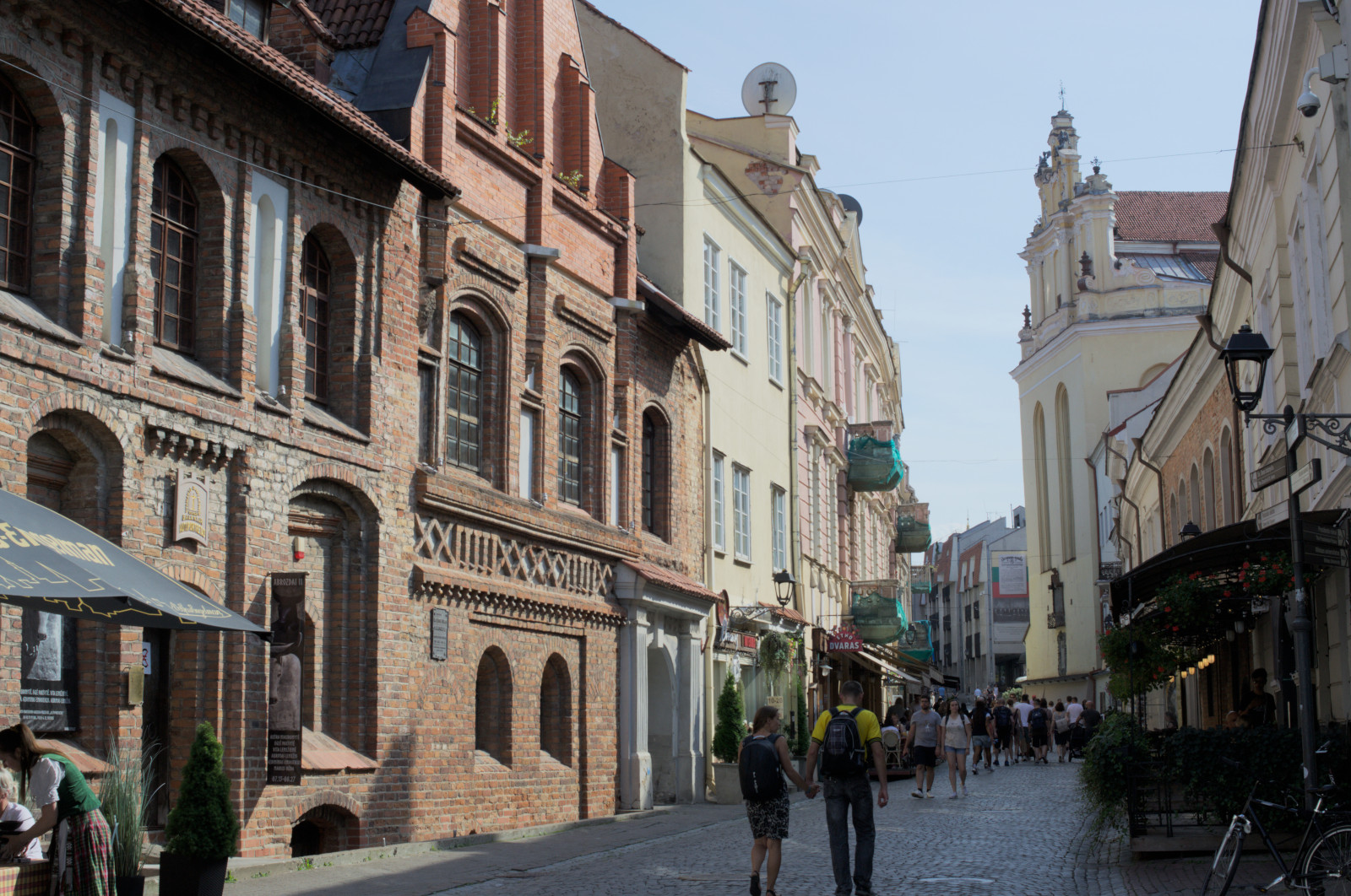 Улица разделяет старинные кирпичные здания и большую церковь