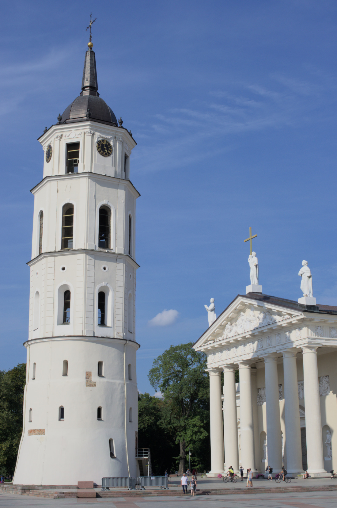 Портик вильнюсского собора и отдельно стоящая белая башня-колокольня