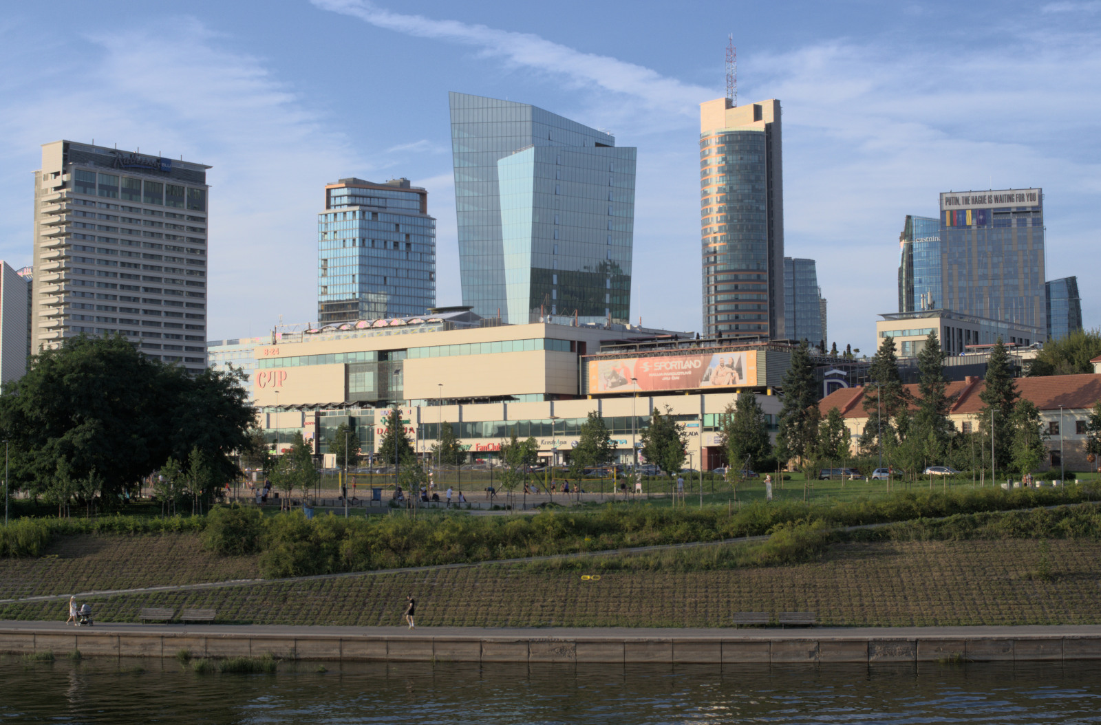 Небоскрёбы со стеклянными фасадами за рекой