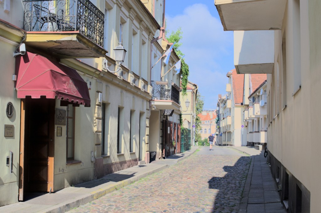 Вильнюсская улица солнечным утром