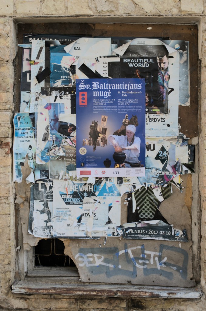 Несколько слоёв объявлений на доске