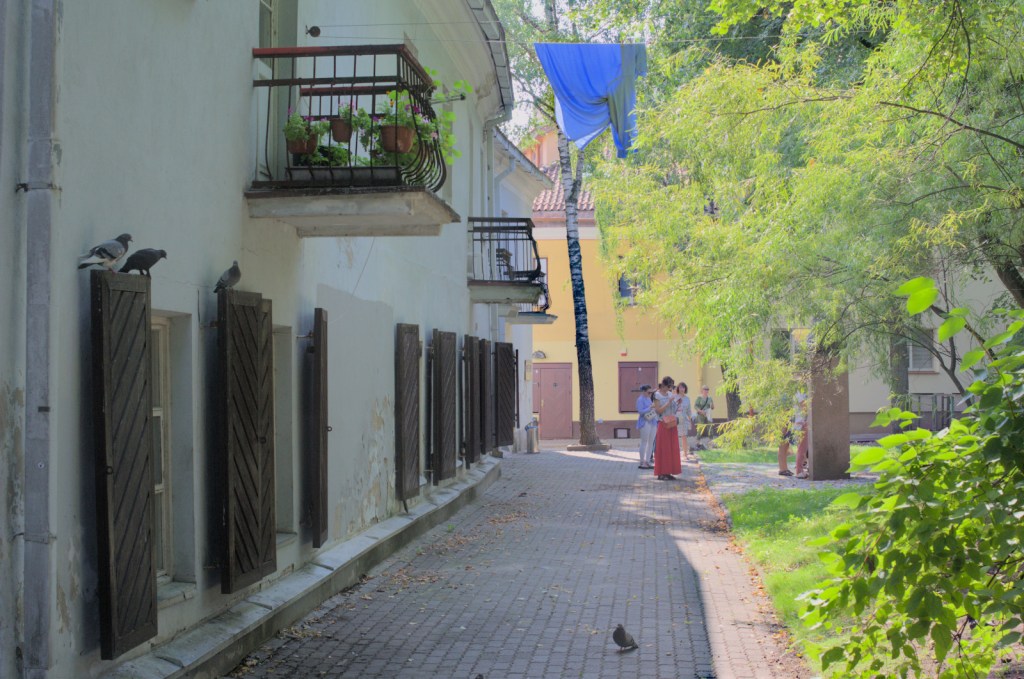 Старинный дом с белыми стенами