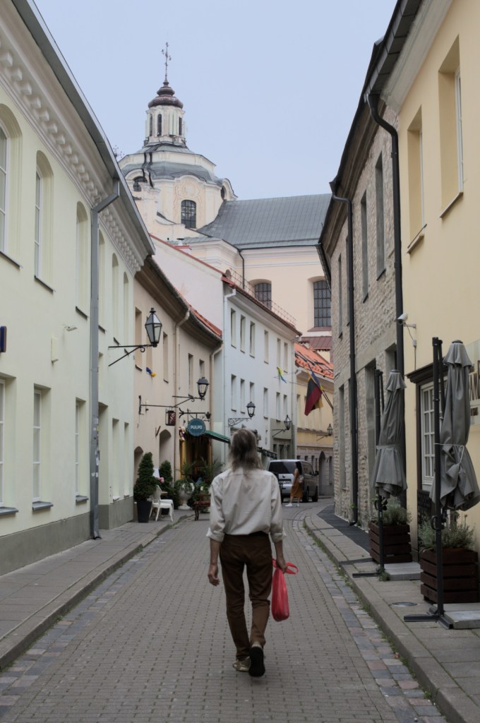 Мужчина идёт по старинной улице